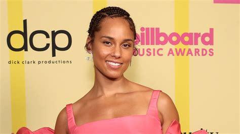 Alicia Keys rocks vibrant bikini in stunning pool photo at $20m。